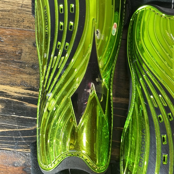 Diadora soccer shin pads size 9” - Picture 12 of 17